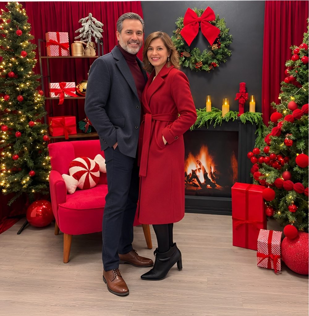 Pareja adulta abrazada en el set navideño
