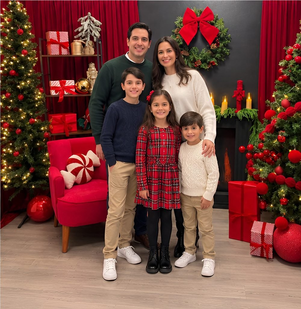 Familia con tres hijos junto al árbol del set navideño