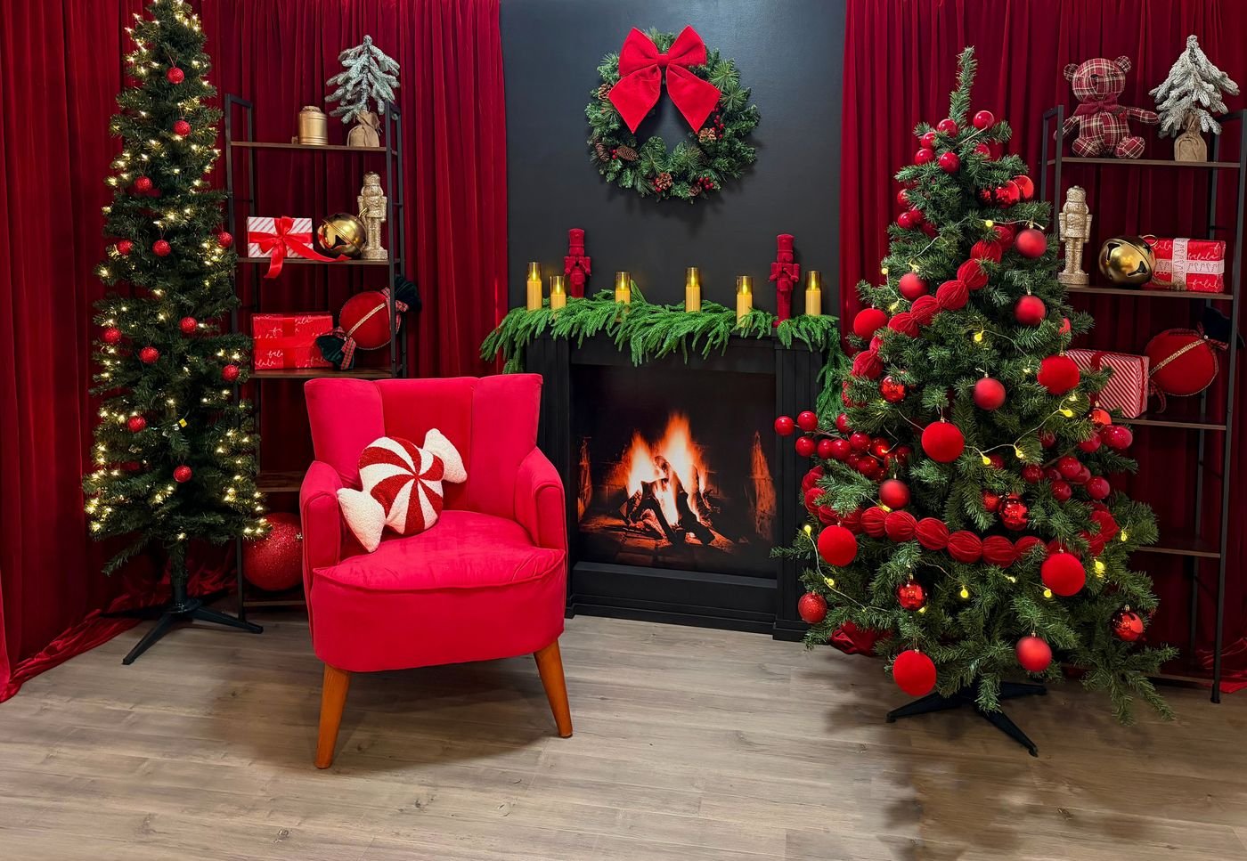 Vista completa del set navideño con sillón rojo y chimenea