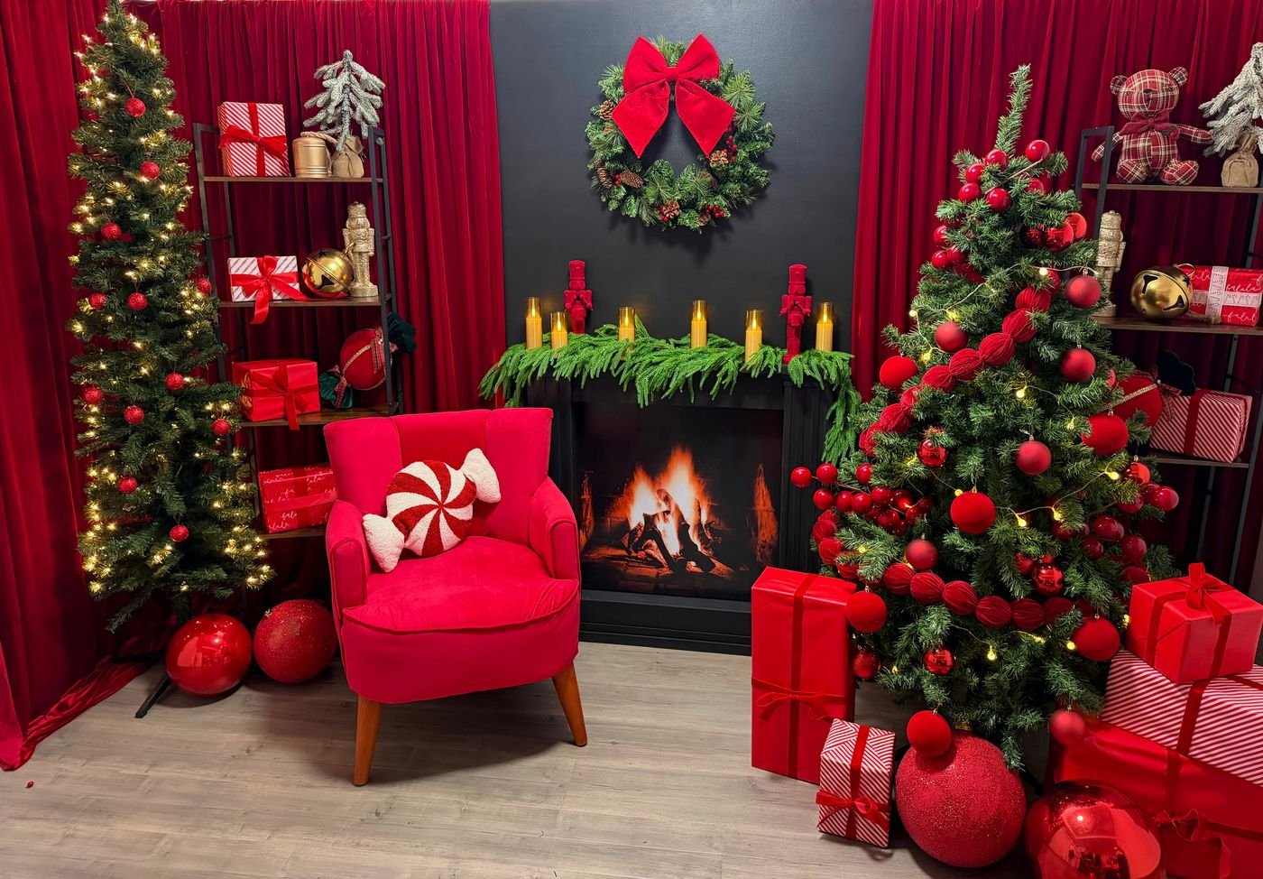 Set navideño con regalos, árbol y cortinas de terciopelo rojo